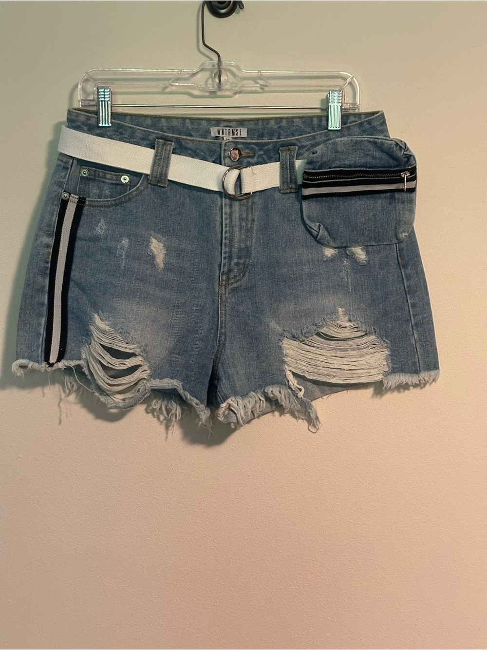 WNTRMSE Distressed Denim Shorts Belt Bag Light Wash Women’s Size 28 NWOT